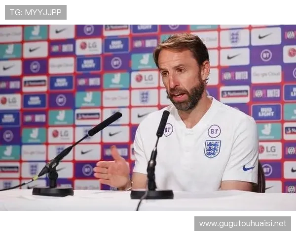 英格兰低级别联赛门将拳打球迷逃罚